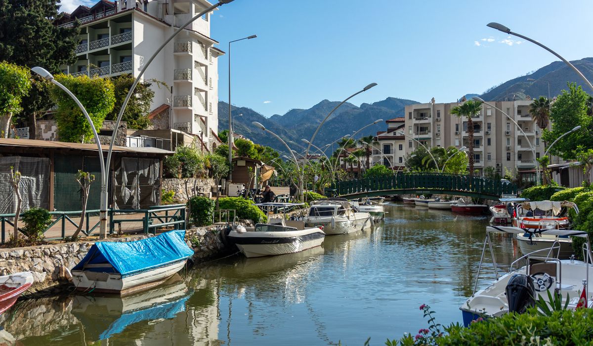 Finding safe and scenic moorings on the canal network